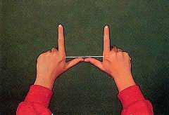 此時，把手掌翻轉使掌心向外，二拇指向內並互相接觸並使二拇指與二食指呈直角四方,看看可否把牙線繃緊，如果可以，牙線在中指間的長度就對了，如果不能，可再調整 